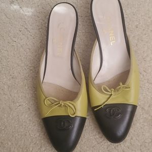 Women's Chanel kitten heels